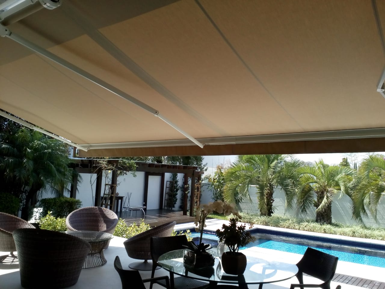 Toldo em área de piscina